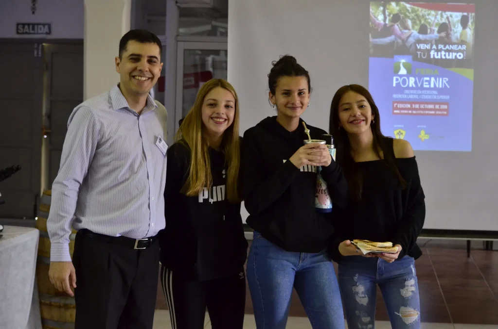 Alumnos en la Feria Porvenir