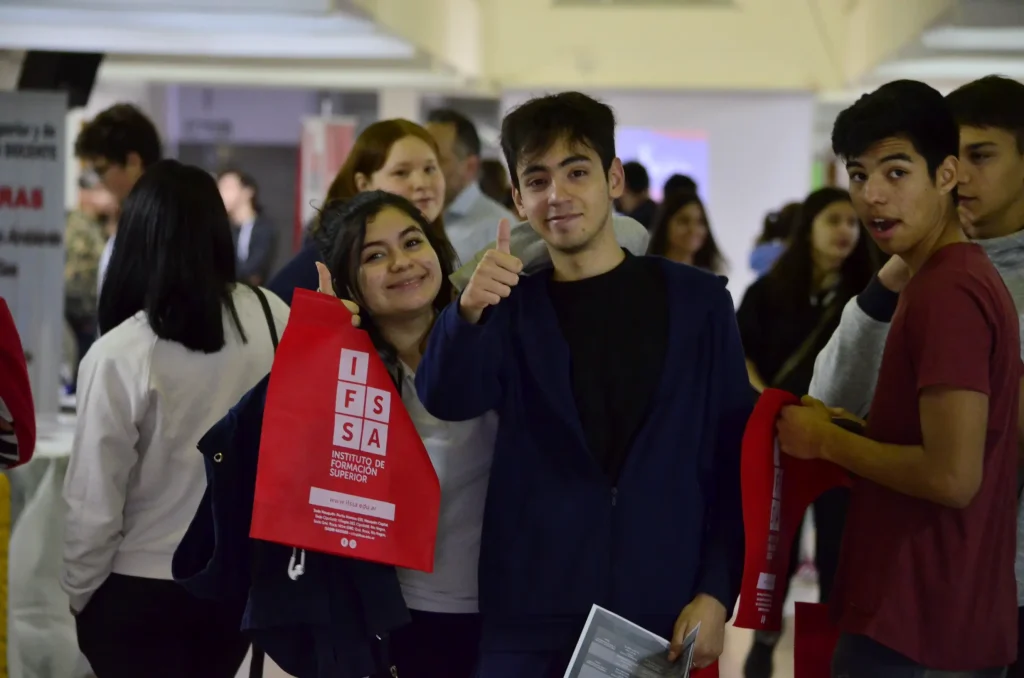 Alumnos en la Feria Porvenir