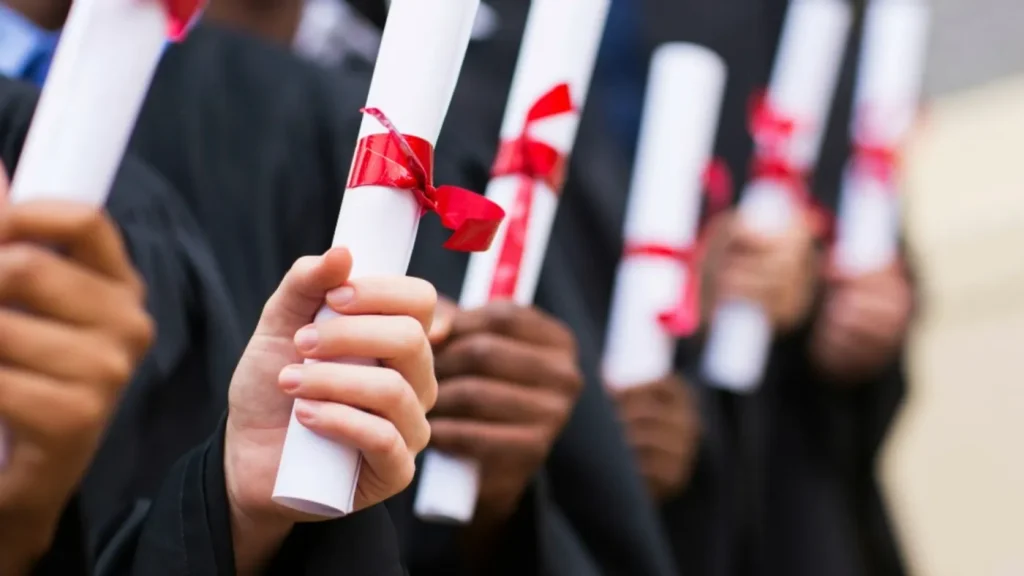 Estudiantes con diplomas